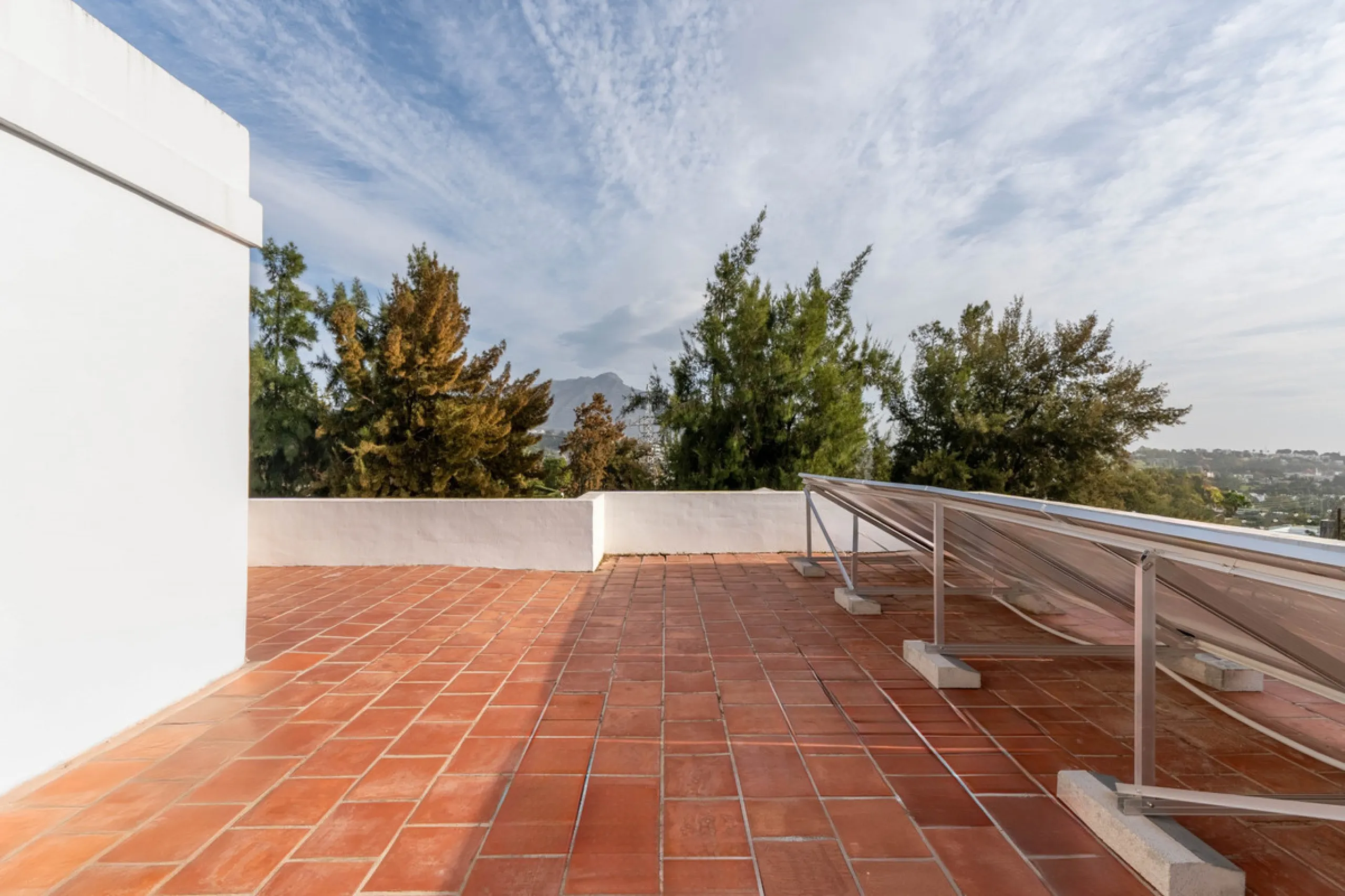 House - Semi-Detached House в продаже в Benahavís, Málaga. В доме 2 спален и 3 ванных комнат. Площадь дома 375 м². Площадь участка 775 м²