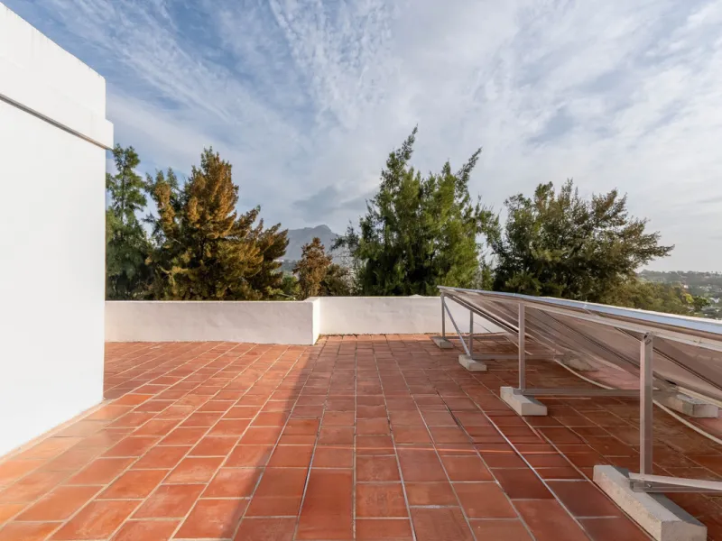 House - Semi-Detached House в продаже в Benahavís, Málaga. В доме 2 спален и 3 ванных комнат. Площадь дома 375 м². Площадь участка 775 м²