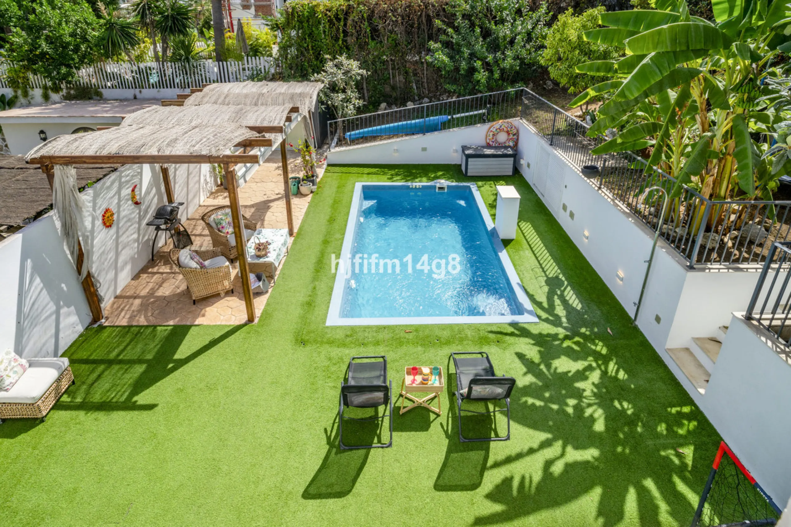 Discover this charming villa for sale in the heart of Nueva Andalucía, one of Marbella's most sought-after residential areas. Perfectly located just 6 minutes by car from the vibrant Puerto Banús and the golden sands of Playa del Duque, the property offer
