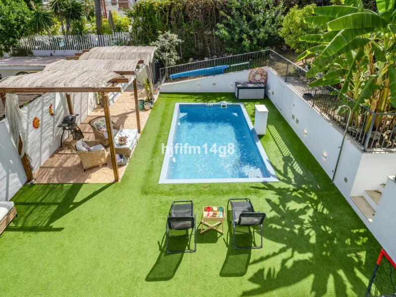 Discover this charming villa for sale in the heart of Nueva Andalucía, one of Marbella's most sought-after residential areas. Perfectly located just 6 minutes by car from the vibrant Puerto Banús and the golden sands of Playa del Duque, the property offer