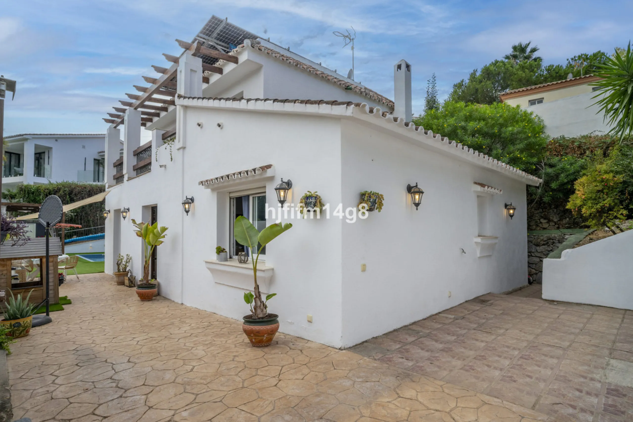Discover this charming villa for sale in the heart of Nueva Andalucía, one of Marbella's most sought-after residential areas. Perfectly located just 6 minutes by car from the vibrant Puerto Banús and the golden sands of Playa del Duque, the property offer