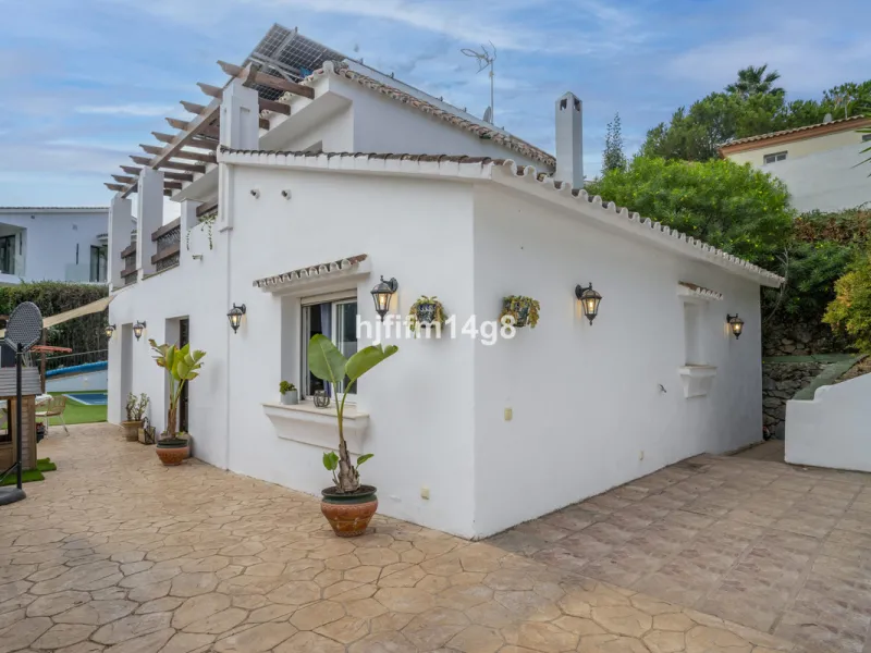 Discover this charming villa for sale in the heart of Nueva Andalucía, one of Marbella's most sought-after residential areas. Perfectly located just 6 minutes by car from the vibrant Puerto Banús and the golden sands of Playa del Duque, the property offer