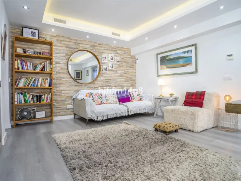 Discover this charming villa for sale in the heart of Nueva Andalucía, one of Marbella's most sought-after residential areas. Perfectly located just 6 minutes by car from the vibrant Puerto Banús and the golden sands of Playa del Duque, the property offer