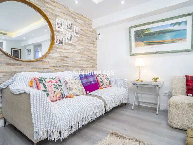 Discover this charming villa for sale in the heart of Nueva Andalucía, one of Marbella's most sought-after residential areas. Perfectly located just 6 minutes by car from the vibrant Puerto Banús and the golden sands of Playa del Duque, the property offer