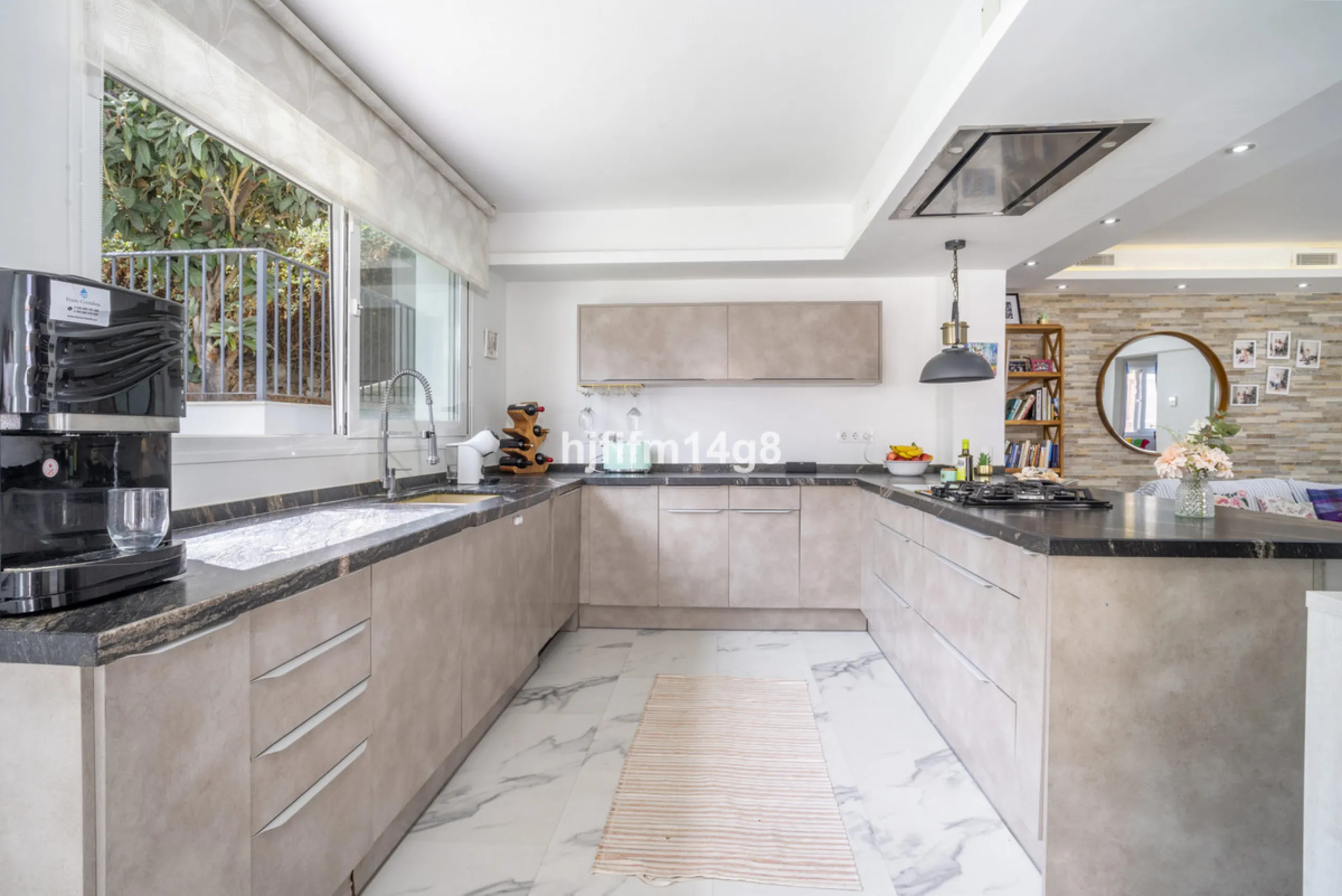 Discover this charming villa for sale in the heart of Nueva Andalucía, one of Marbella's most sought-after residential areas. Perfectly located just 6 minutes by car from the vibrant Puerto Banús and the golden sands of Playa del Duque, the property offer