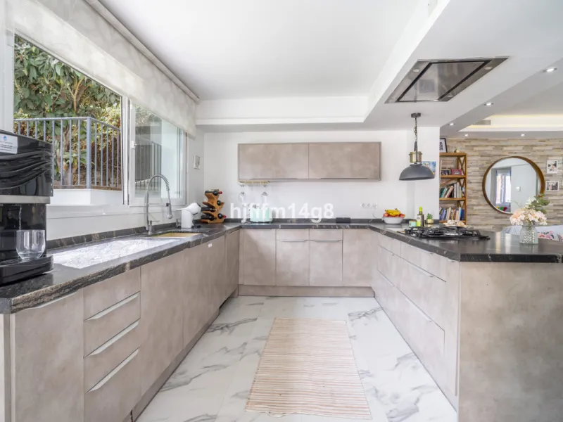 Discover this charming villa for sale in the heart of Nueva Andalucía, one of Marbella's most sought-after residential areas. Perfectly located just 6 minutes by car from the vibrant Puerto Banús and the golden sands of Playa del Duque, the property offer
