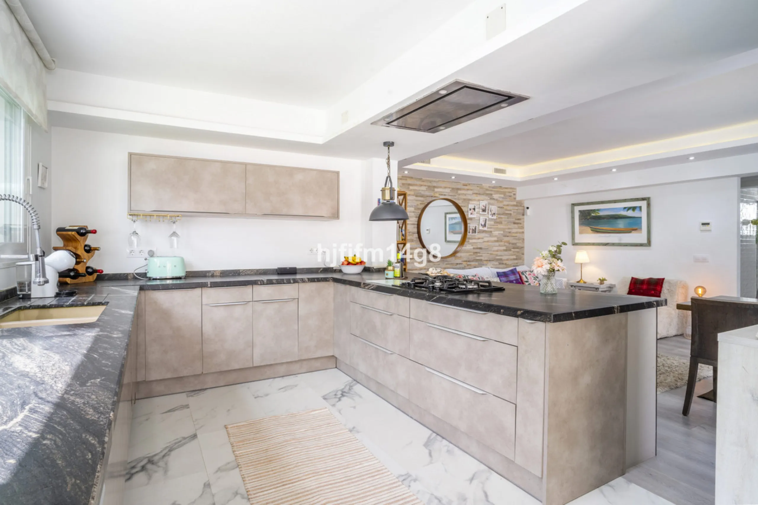 Discover this charming villa for sale in the heart of Nueva Andalucía, one of Marbella's most sought-after residential areas. Perfectly located just 6 minutes by car from the vibrant Puerto Banús and the golden sands of Playa del Duque, the property offer