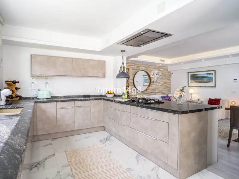 Discover this charming villa for sale in the heart of Nueva Andalucía, one of Marbella's most sought-after residential areas. Perfectly located just 6 minutes by car from the vibrant Puerto Banús and the golden sands of Playa del Duque, the property offer