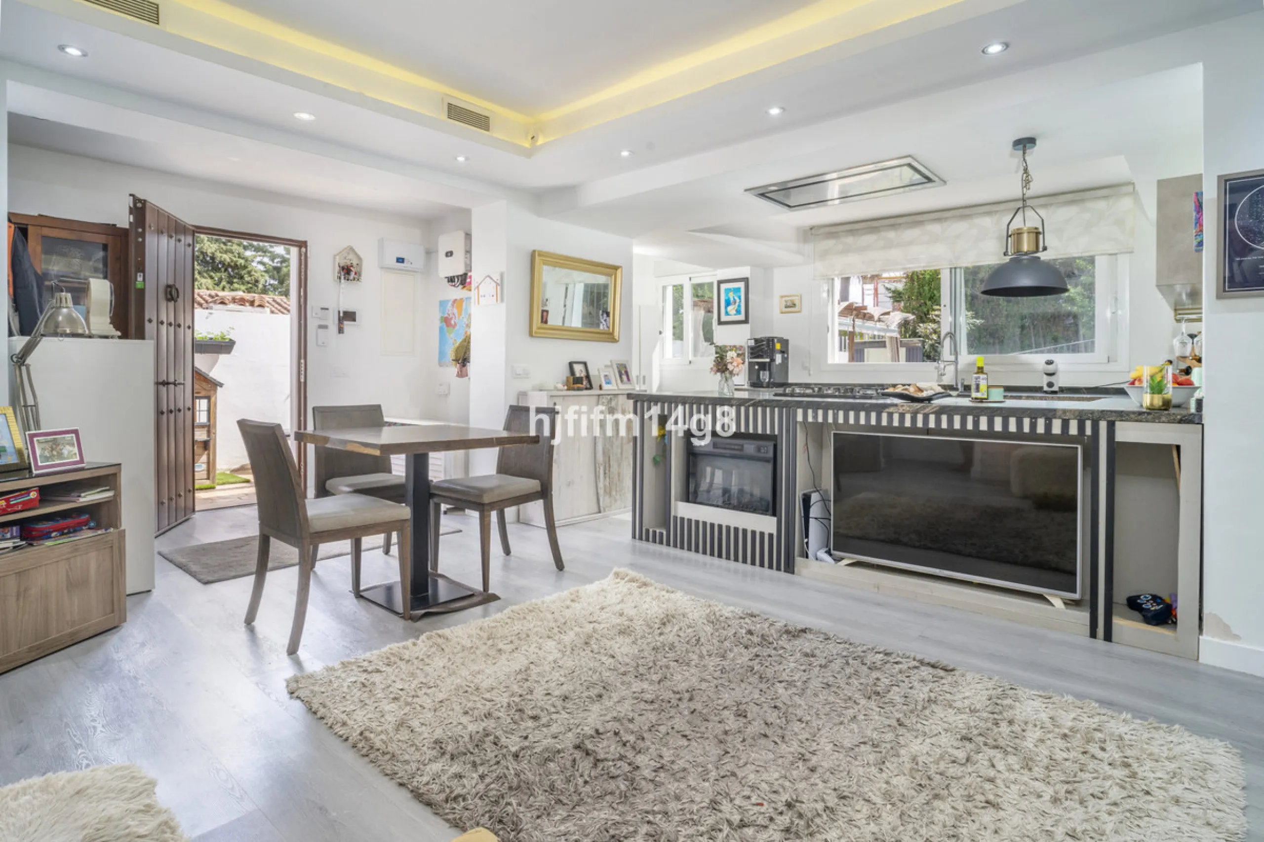 Discover this charming villa for sale in the heart of Nueva Andalucía, one of Marbella's most sought-after residential areas. Perfectly located just 6 minutes by car from the vibrant Puerto Banús and the golden sands of Playa del Duque, the property offer