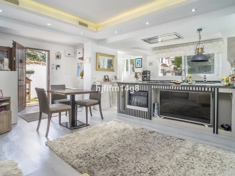 Discover this charming villa for sale in the heart of Nueva Andalucía, one of Marbella's most sought-after residential areas. Perfectly located just 6 minutes by car from the vibrant Puerto Banús and the golden sands of Playa del Duque, the property offer