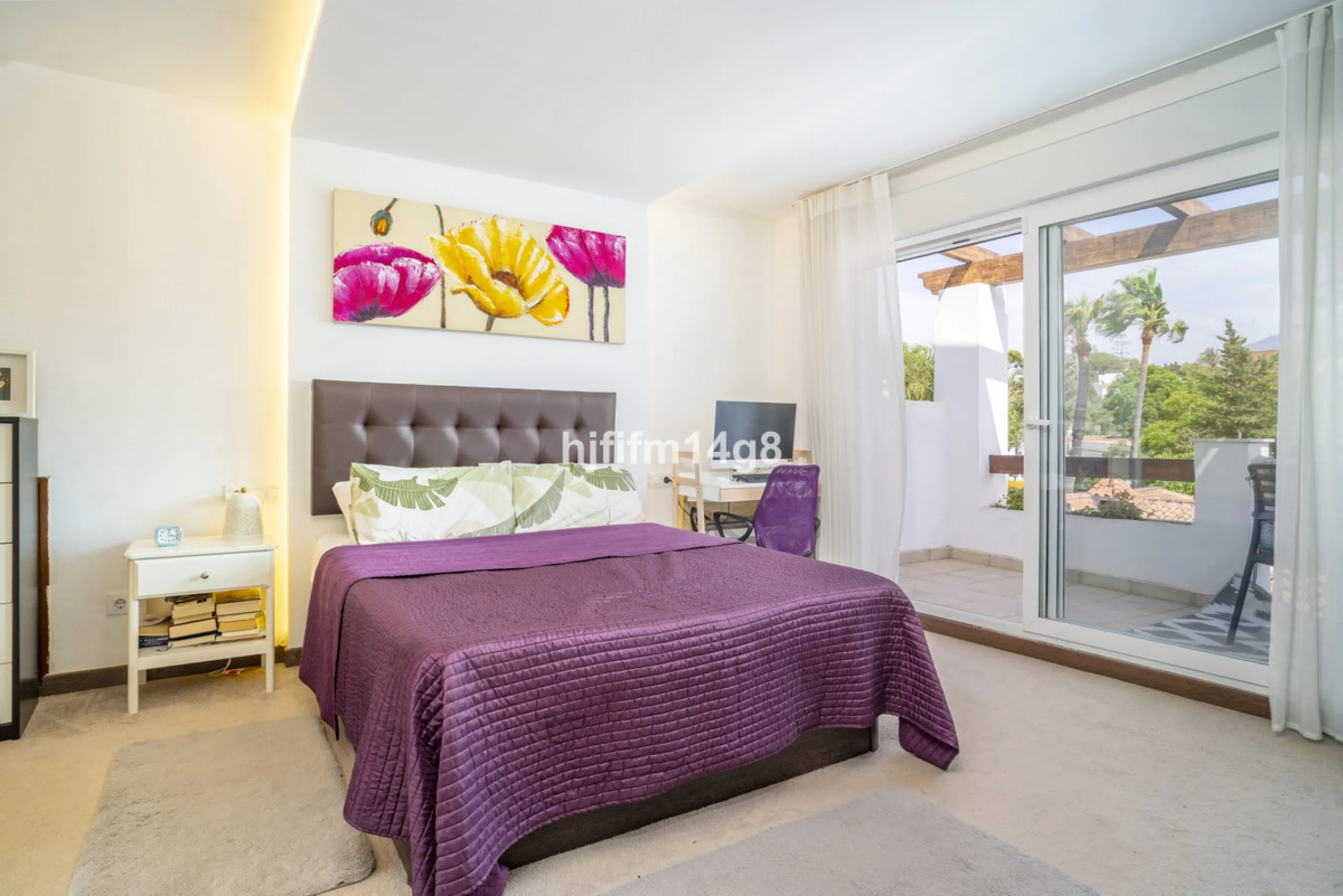 Discover this charming villa for sale in the heart of Nueva Andalucía, one of Marbella's most sought-after residential areas. Perfectly located just 6 minutes by car from the vibrant Puerto Banús and the golden sands of Playa del Duque, the property offer