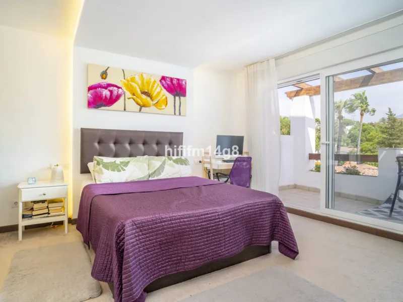 Discover this charming villa for sale in the heart of Nueva Andalucía, one of Marbella's most sought-after residential areas. Perfectly located just 6 minutes by car from the vibrant Puerto Banús and the golden sands of Playa del Duque, the property offer