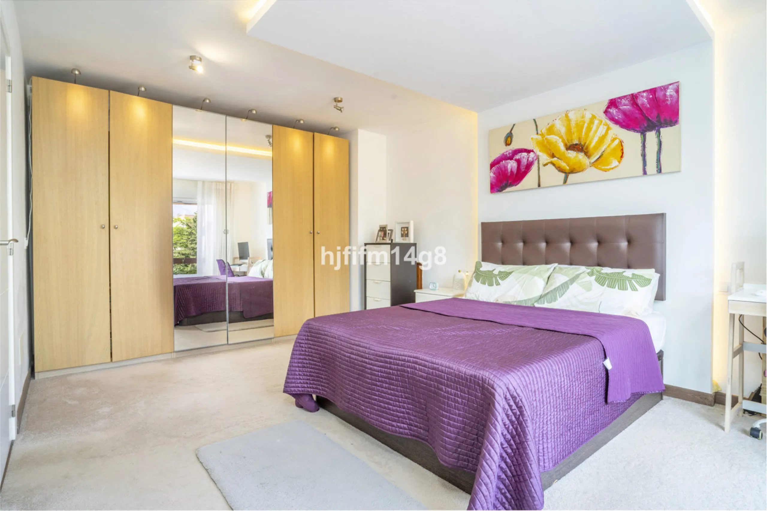 Discover this charming villa for sale in the heart of Nueva Andalucía, one of Marbella's most sought-after residential areas. Perfectly located just 6 minutes by car from the vibrant Puerto Banús and the golden sands of Playa del Duque, the property offer