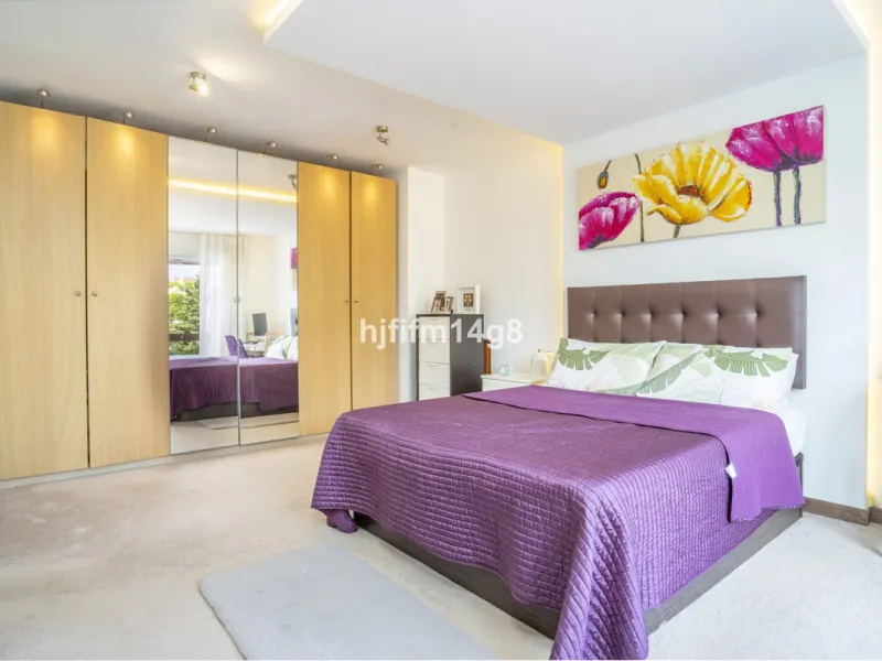 Discover this charming villa for sale in the heart of Nueva Andalucía, one of Marbella's most sought-after residential areas. Perfectly located just 6 minutes by car from the vibrant Puerto Banús and the golden sands of Playa del Duque, the property offer