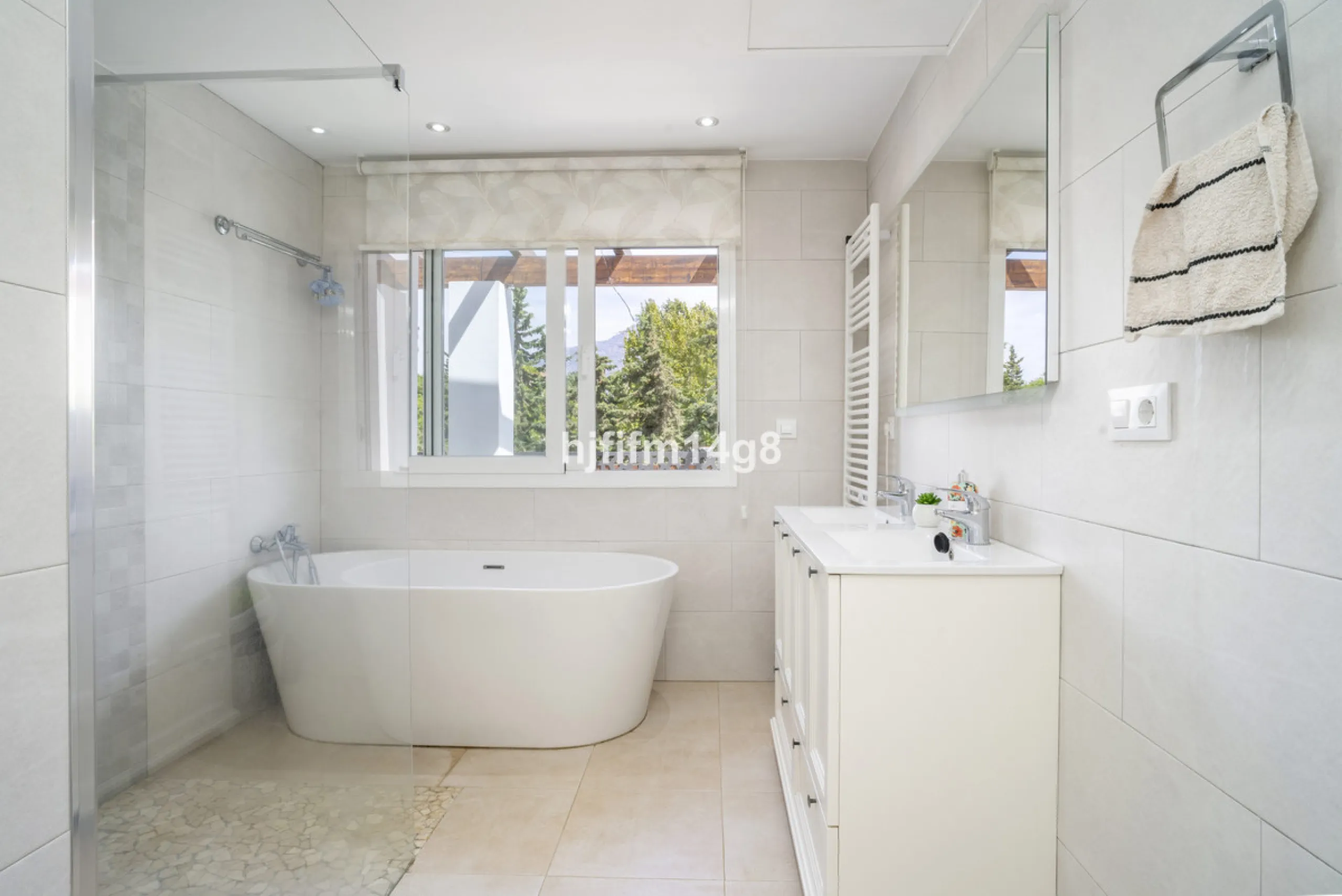 Discover this charming villa for sale in the heart of Nueva Andalucía, one of Marbella's most sought-after residential areas. Perfectly located just 6 minutes by car from the vibrant Puerto Banús and the golden sands of Playa del Duque, the property offer