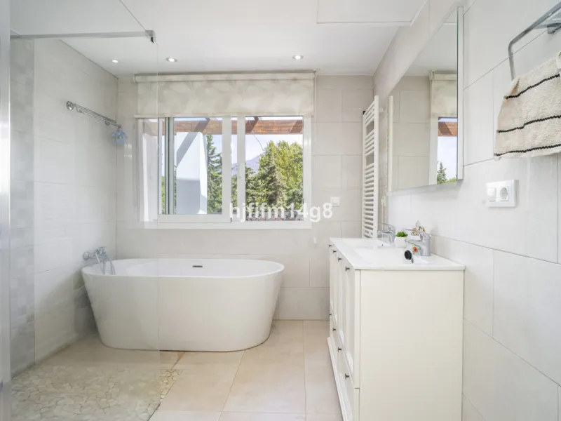 Discover this charming villa for sale in the heart of Nueva Andalucía, one of Marbella's most sought-after residential areas. Perfectly located just 6 minutes by car from the vibrant Puerto Banús and the golden sands of Playa del Duque, the property offer