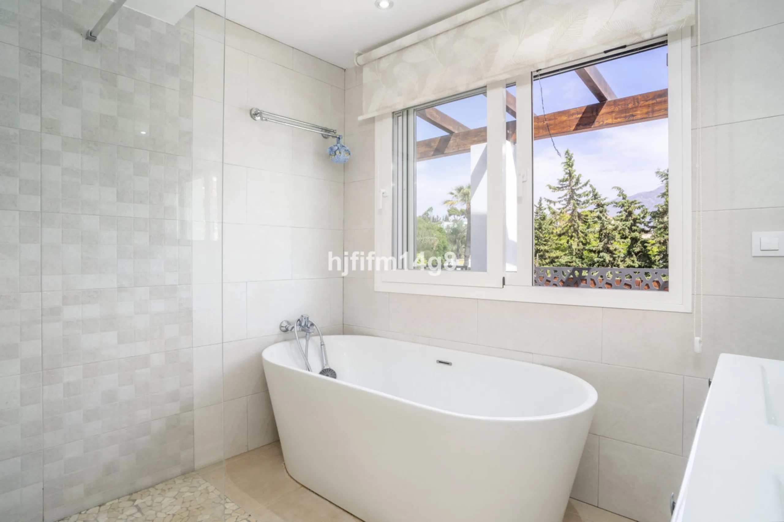 Discover this charming villa for sale in the heart of Nueva Andalucía, one of Marbella's most sought-after residential areas. Perfectly located just 6 minutes by car from the vibrant Puerto Banús and the golden sands of Playa del Duque, the property offer