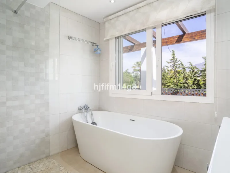 Discover this charming villa for sale in the heart of Nueva Andalucía, one of Marbella's most sought-after residential areas. Perfectly located just 6 minutes by car from the vibrant Puerto Banús and the golden sands of Playa del Duque, the property offer