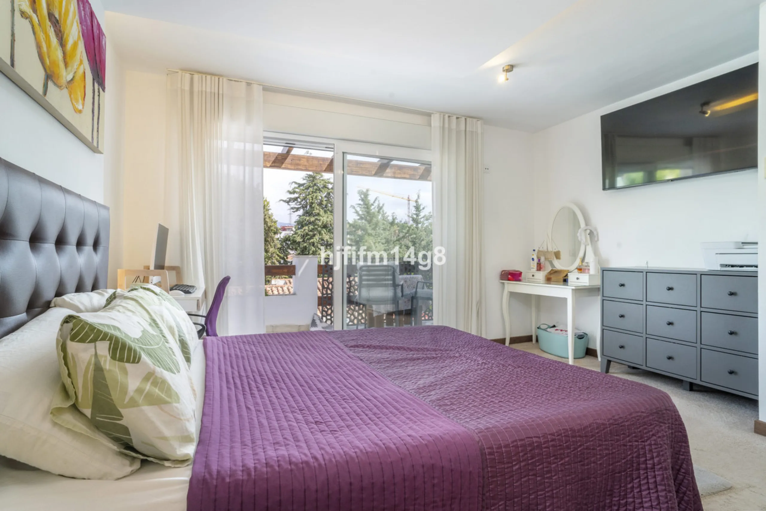 Discover this charming villa for sale in the heart of Nueva Andalucía, one of Marbella's most sought-after residential areas. Perfectly located just 6 minutes by car from the vibrant Puerto Banús and the golden sands of Playa del Duque, the property offer