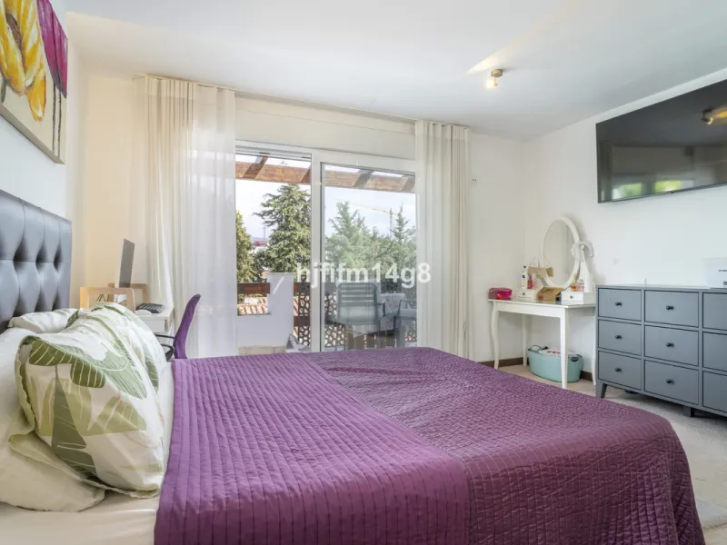 Discover this charming villa for sale in the heart of Nueva Andalucía, one of Marbella's most sought-after residential areas. Perfectly located just 6 minutes by car from the vibrant Puerto Banús and the golden sands of Playa del Duque, the property offer