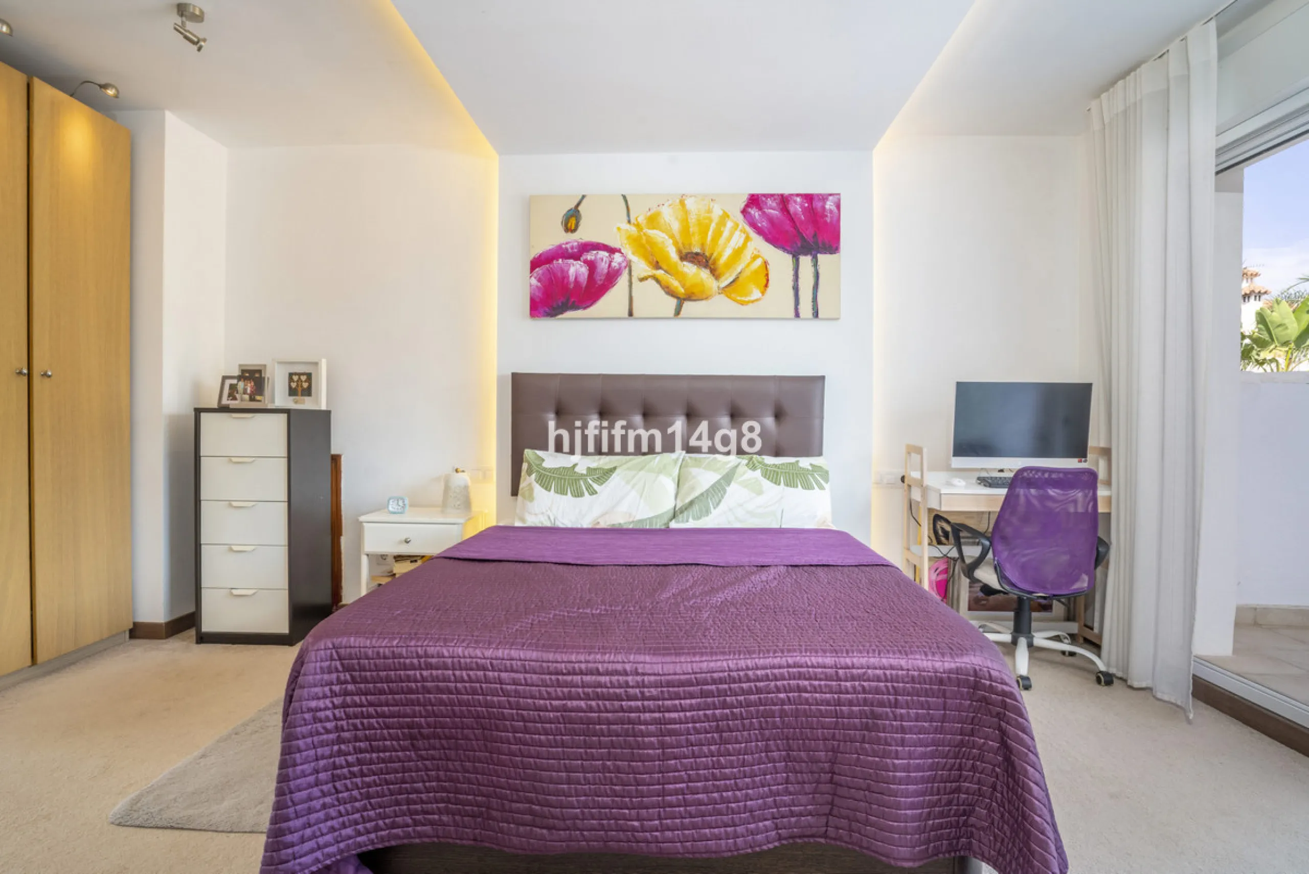 Discover this charming villa for sale in the heart of Nueva Andalucía, one of Marbella's most sought-after residential areas. Perfectly located just 6 minutes by car from the vibrant Puerto Banús and the golden sands of Playa del Duque, the property offer