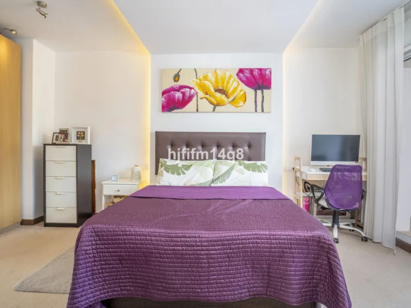 Discover this charming villa for sale in the heart of Nueva Andalucía, one of Marbella's most sought-after residential areas. Perfectly located just 6 minutes by car from the vibrant Puerto Banús and the golden sands of Playa del Duque, the property offer