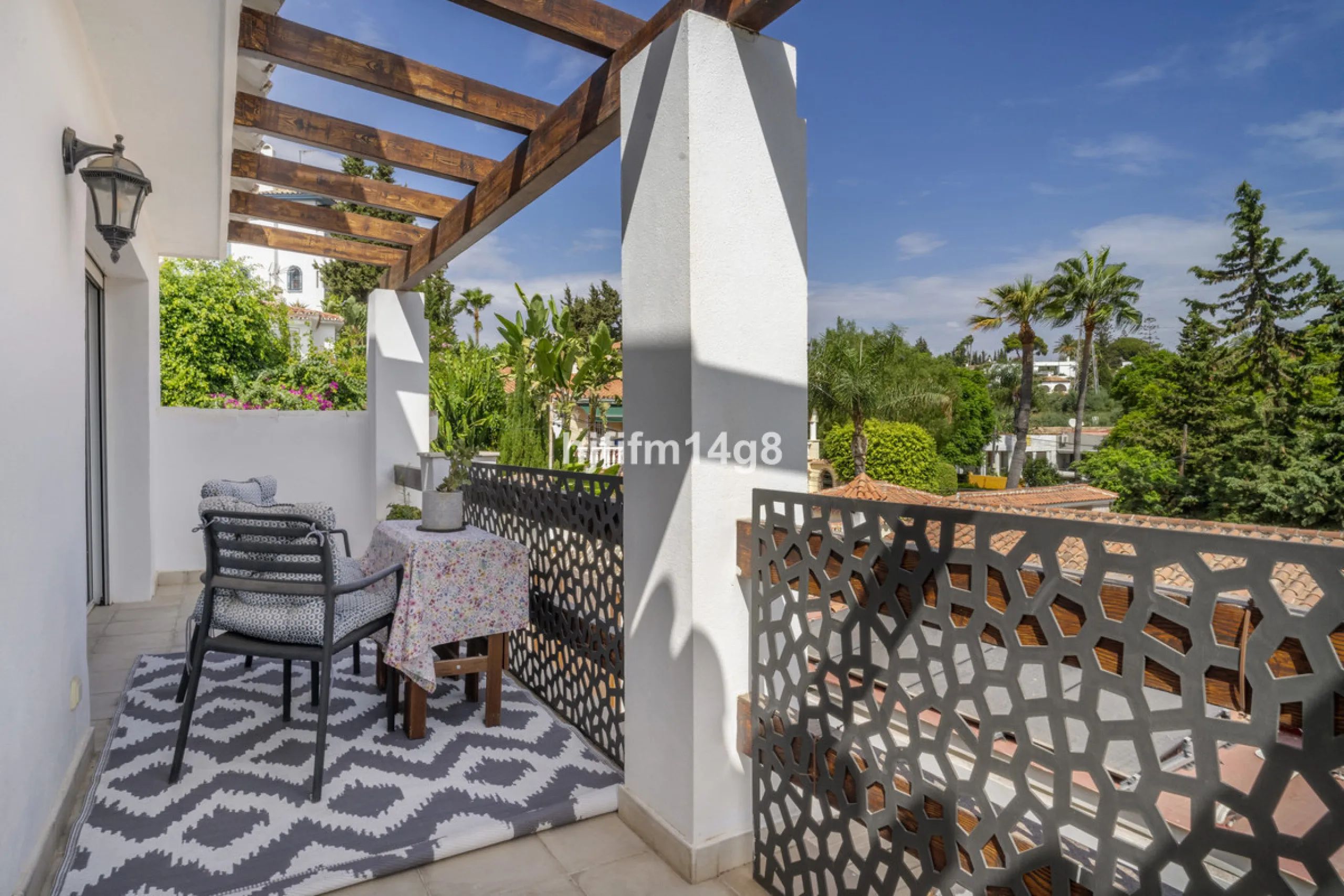 Discover this charming villa for sale in the heart of Nueva Andalucía, one of Marbella's most sought-after residential areas. Perfectly located just 6 minutes by car from the vibrant Puerto Banús and the golden sands of Playa del Duque, the property offer