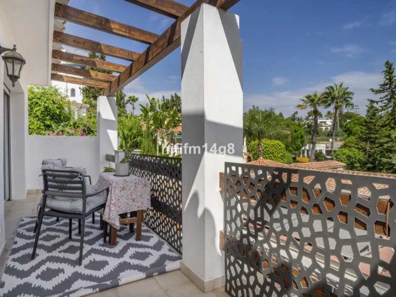 Discover this charming villa for sale in the heart of Nueva Andalucía, one of Marbella's most sought-after residential areas. Perfectly located just 6 minutes by car from the vibrant Puerto Banús and the golden sands of Playa del Duque, the property offer