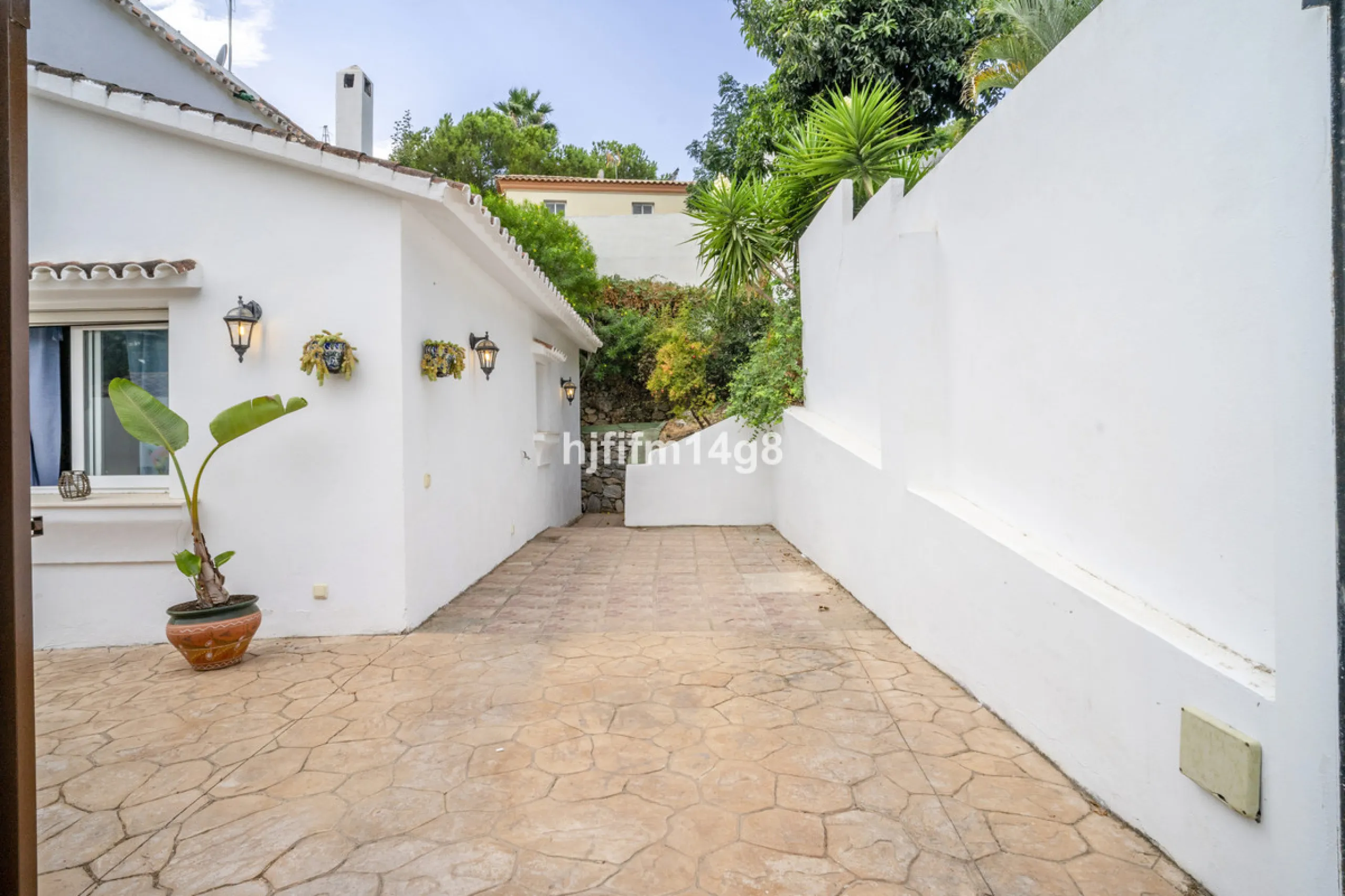 Discover this charming villa for sale in the heart of Nueva Andalucía, one of Marbella's most sought-after residential areas. Perfectly located just 6 minutes by car from the vibrant Puerto Banús and the golden sands of Playa del Duque, the property offer