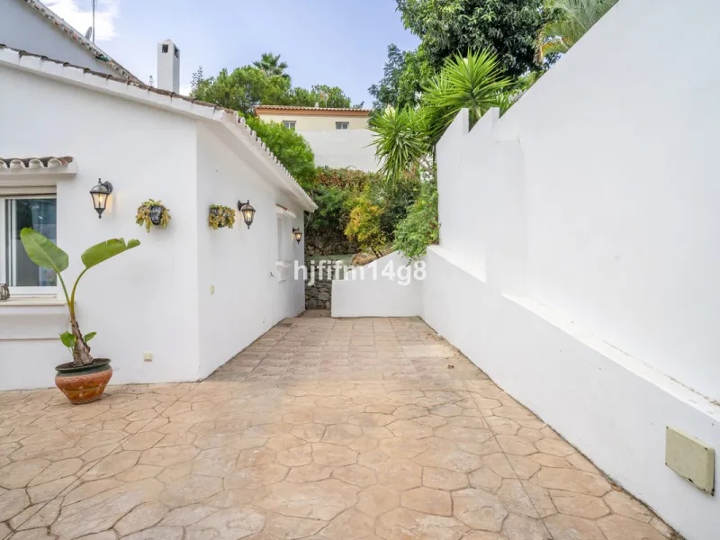 Discover this charming villa for sale in the heart of Nueva Andalucía, one of Marbella's most sought-after residential areas. Perfectly located just 6 minutes by car from the vibrant Puerto Banús and the golden sands of Playa del Duque, the property offer