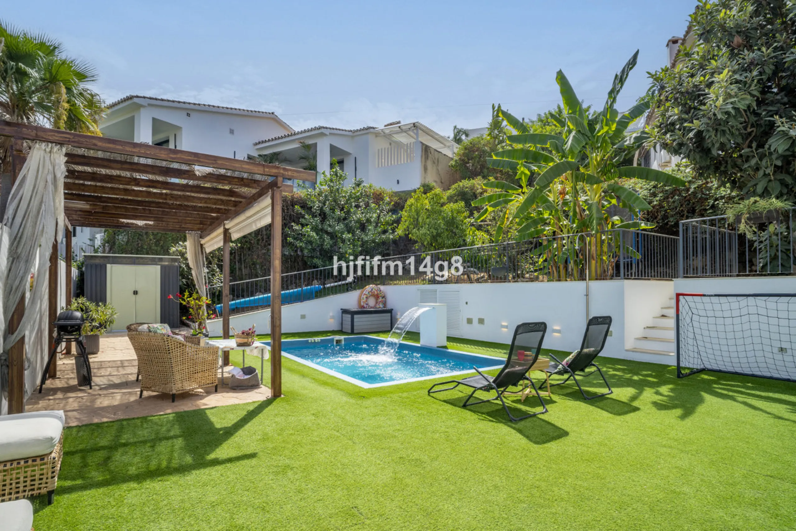 Discover this charming villa for sale in the heart of Nueva Andalucía, one of Marbella's most sought-after residential areas. Perfectly located just 6 minutes by car from the vibrant Puerto Banús and the golden sands of Playa del Duque, the property offer