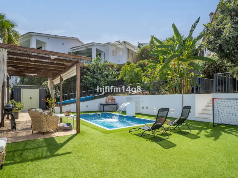 Discover this charming villa for sale in the heart of Nueva Andalucía, one of Marbella's most sought-after residential areas. Perfectly located just 6 minutes by car from the vibrant Puerto Banús and the golden sands of Playa del Duque, the property offer