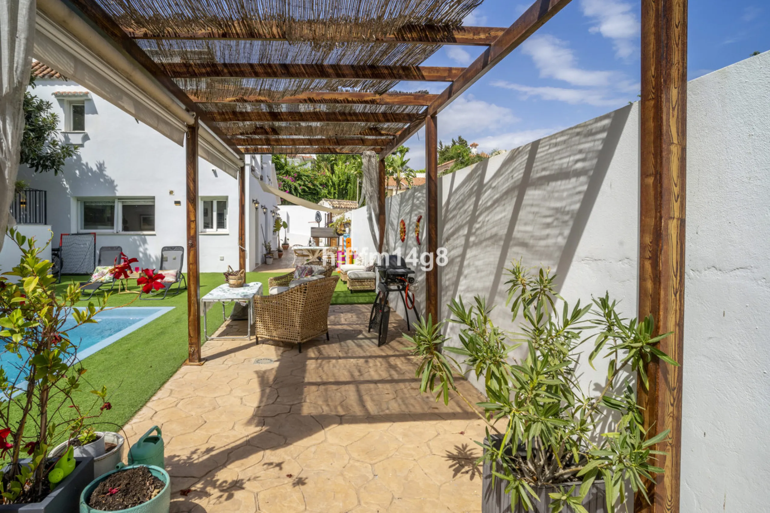 Discover this charming villa for sale in the heart of Nueva Andalucía, one of Marbella's most sought-after residential areas. Perfectly located just 6 minutes by car from the vibrant Puerto Banús and the golden sands of Playa del Duque, the property offer