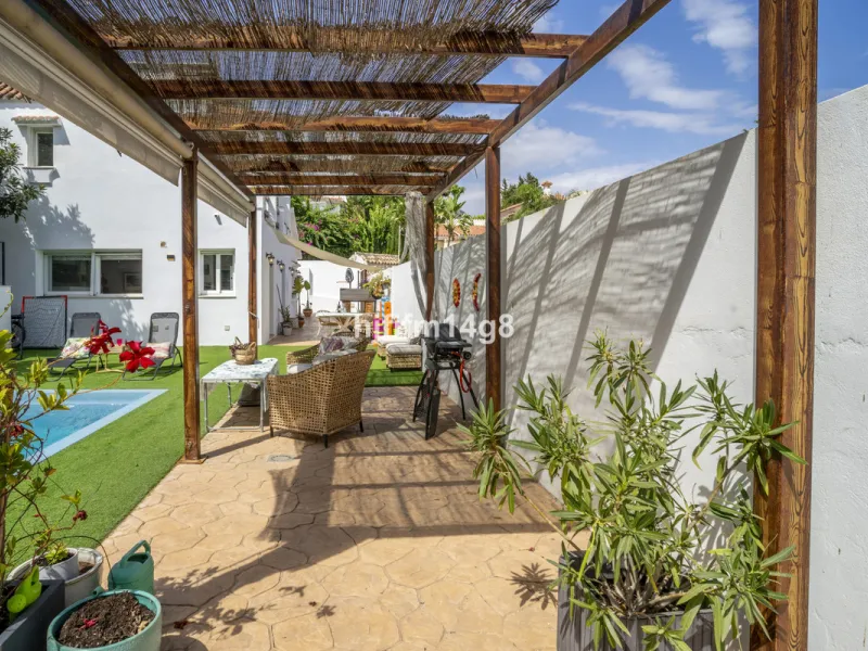 Discover this charming villa for sale in the heart of Nueva Andalucía, one of Marbella's most sought-after residential areas. Perfectly located just 6 minutes by car from the vibrant Puerto Banús and the golden sands of Playa del Duque, the property offer
