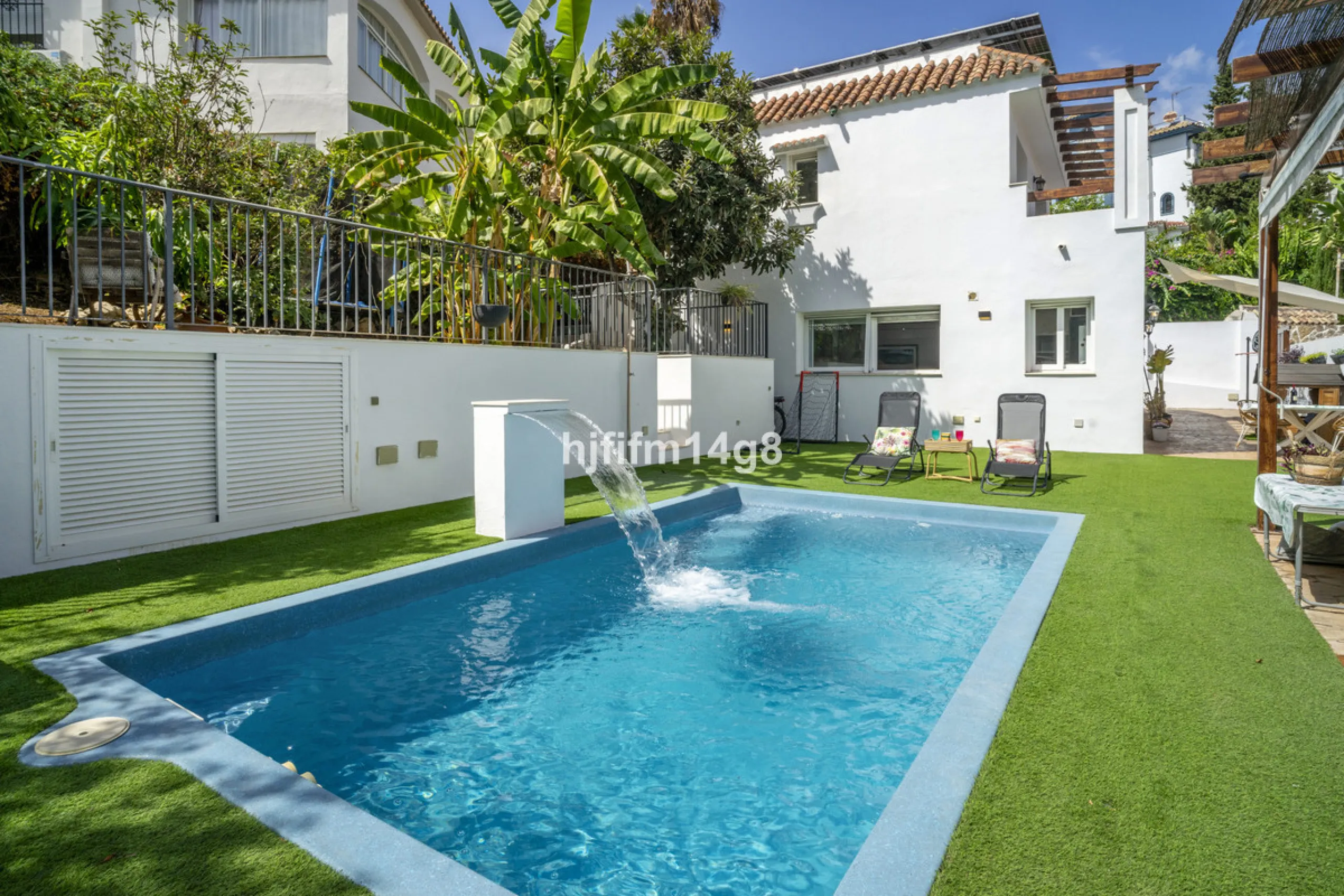 Discover this charming villa for sale in the heart of Nueva Andalucía, one of Marbella's most sought-after residential areas. Perfectly located just 6 minutes by car from the vibrant Puerto Banús and the golden sands of Playa del Duque, the property offer