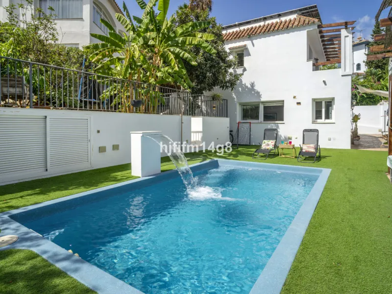 Discover this charming villa for sale in the heart of Nueva Andalucía, one of Marbella's most sought-after residential areas. Perfectly located just 6 minutes by car from the vibrant Puerto Banús and the golden sands of Playa del Duque, the property offer