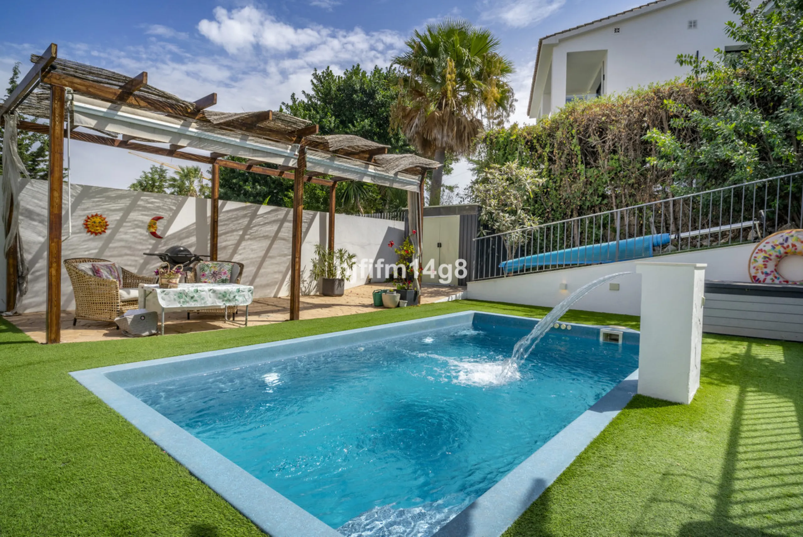 Discover this charming villa for sale in the heart of Nueva Andalucía, one of Marbella's most sought-after residential areas. Perfectly located just 6 minutes by car from the vibrant Puerto Banús and the golden sands of Playa del Duque, the property offer