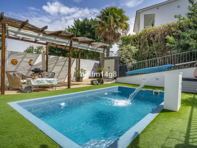 Discover this charming villa for sale in the heart of Nueva Andalucía, one of Marbella's most sought-after residential areas. Perfectly located just 6 minutes by car from the vibrant Puerto Banús and the golden sands of Playa del Duque, the property offer