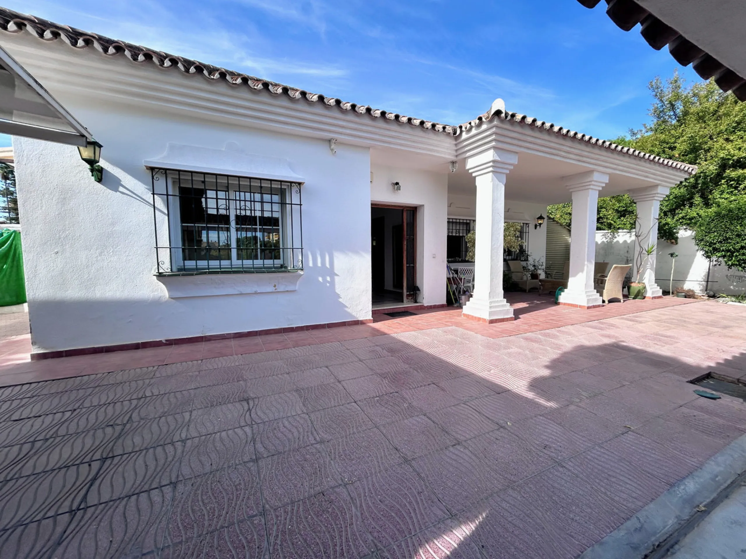 Located in the center of San Pedro, this single-level villa built in 2002 offers a rare opportunity to create your dream home. Set on a 515 m² plot with 231 m² built, the property has excellent potential for renovation and customization.