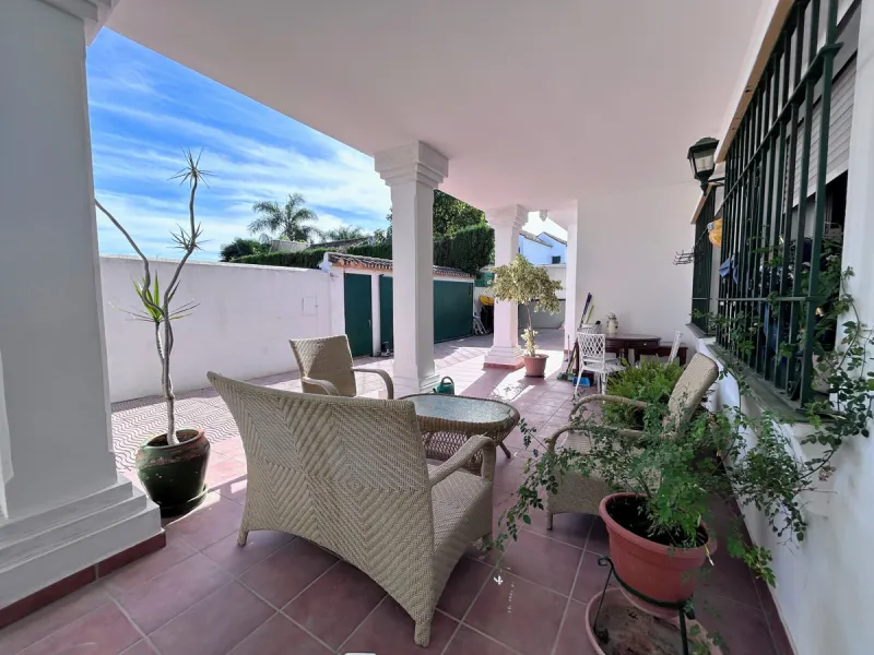 Located in the center of San Pedro, this single-level villa built in 2002 offers a rare opportunity to create your dream home. Set on a 515 m² plot with 231 m² built, the property has excellent potential for renovation and customization.