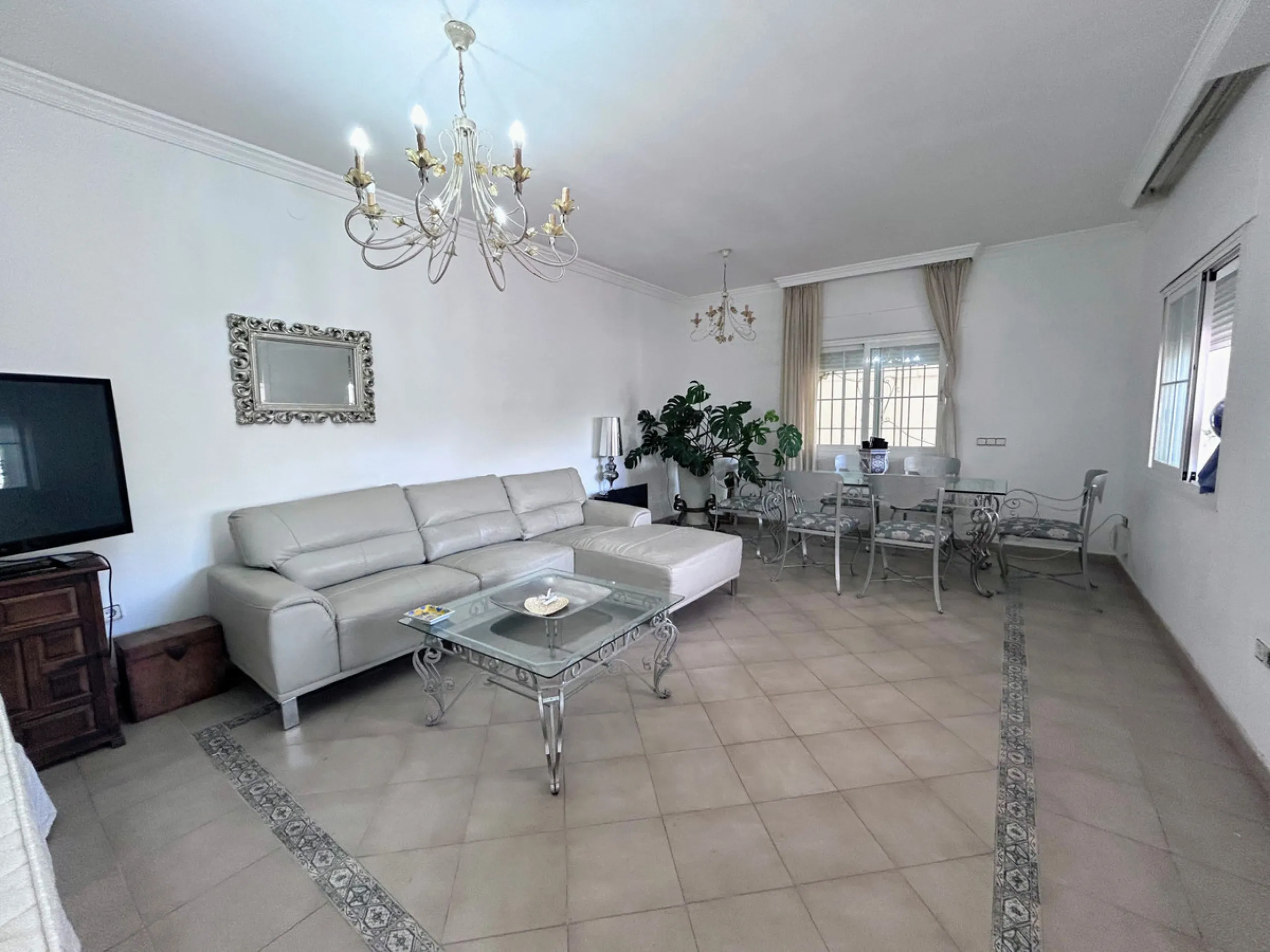 Located in the center of San Pedro, this single-level villa built in 2002 offers a rare opportunity to create your dream home. Set on a 515 m² plot with 231 m² built, the property has excellent potential for renovation and customization.