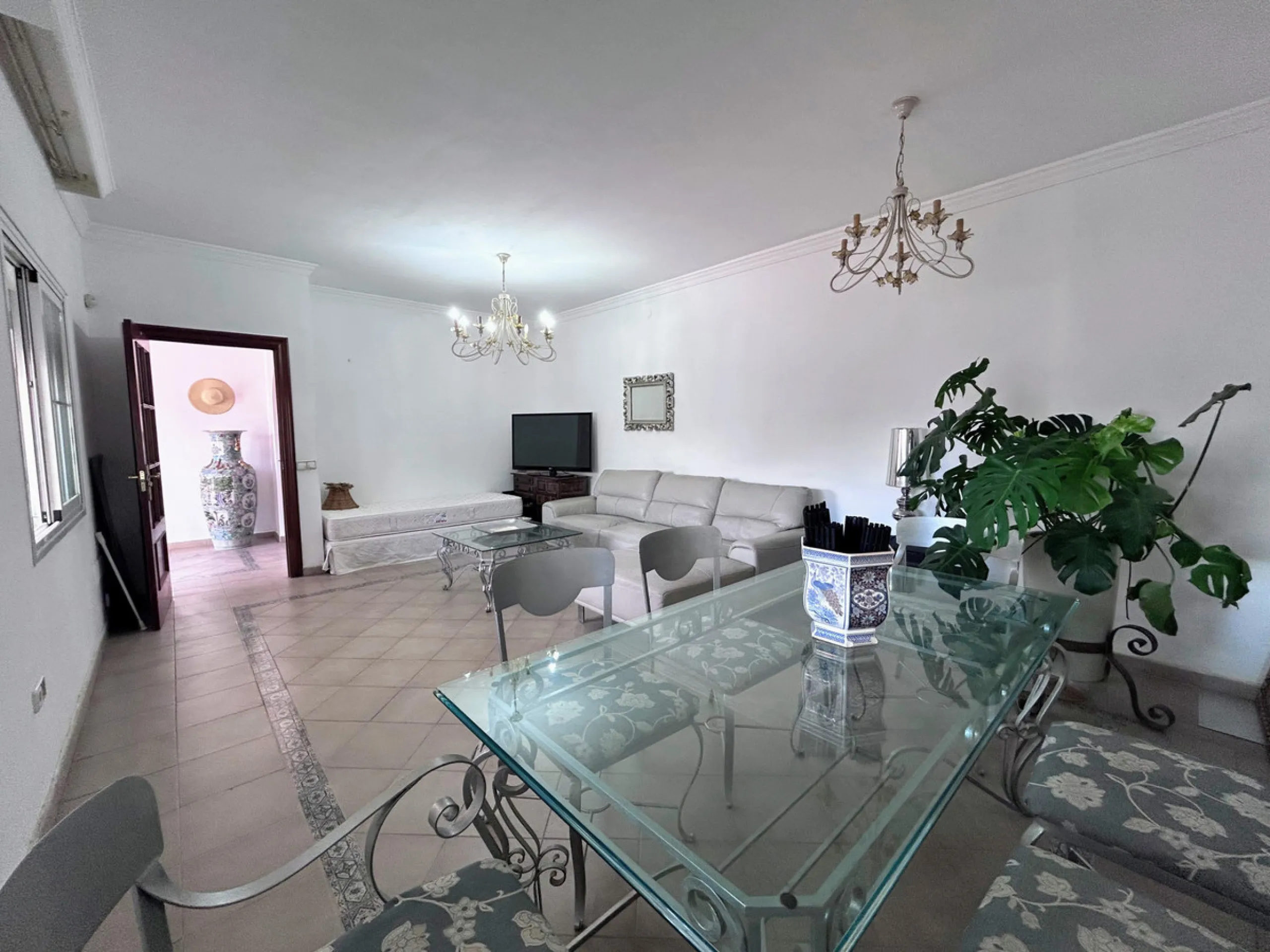 Located in the center of San Pedro, this single-level villa built in 2002 offers a rare opportunity to create your dream home. Set on a 515 m² plot with 231 m² built, the property has excellent potential for renovation and customization.