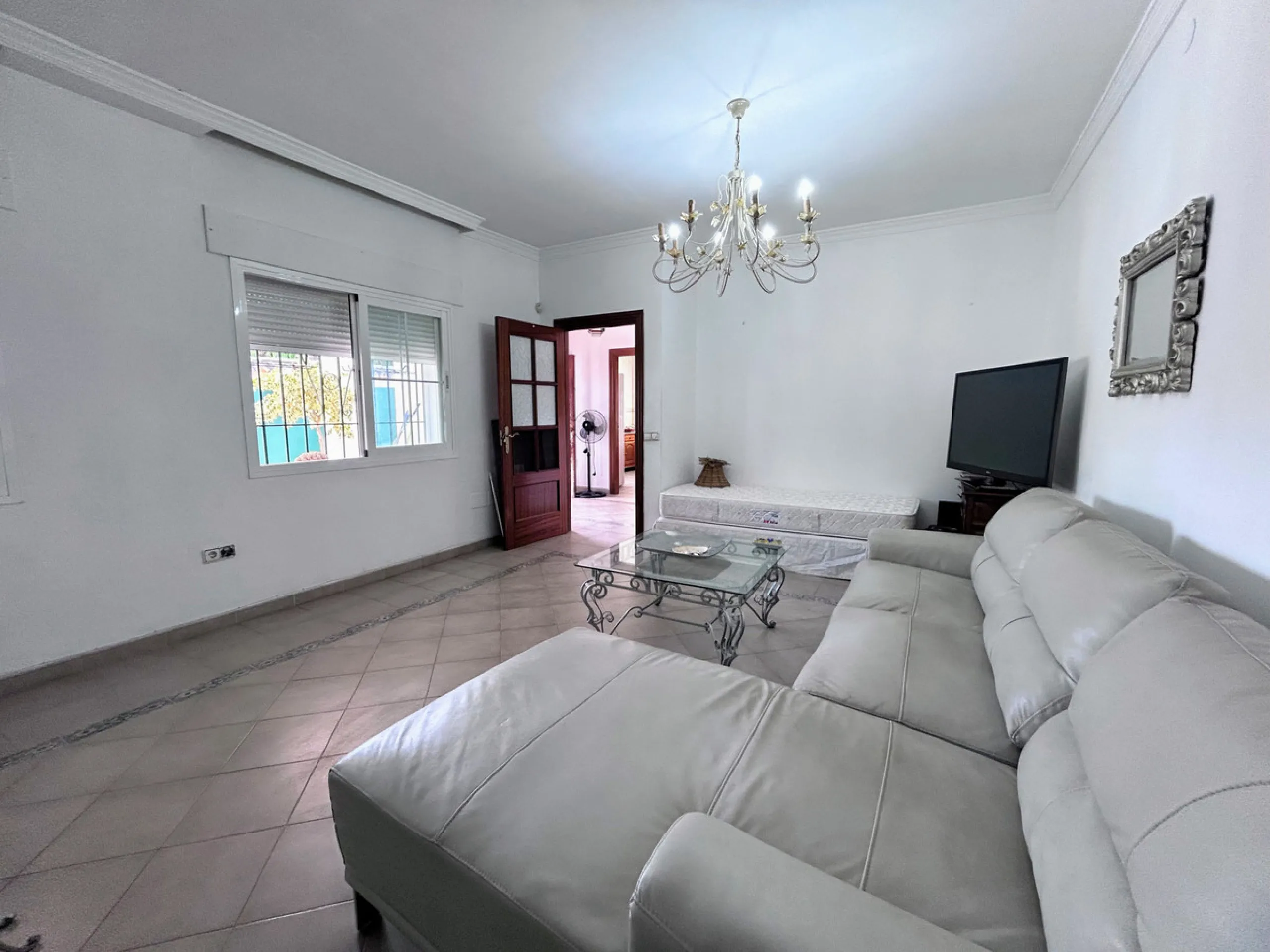 Located in the center of San Pedro, this single-level villa built in 2002 offers a rare opportunity to create your dream home. Set on a 515 m² plot with 231 m² built, the property has excellent potential for renovation and customization.