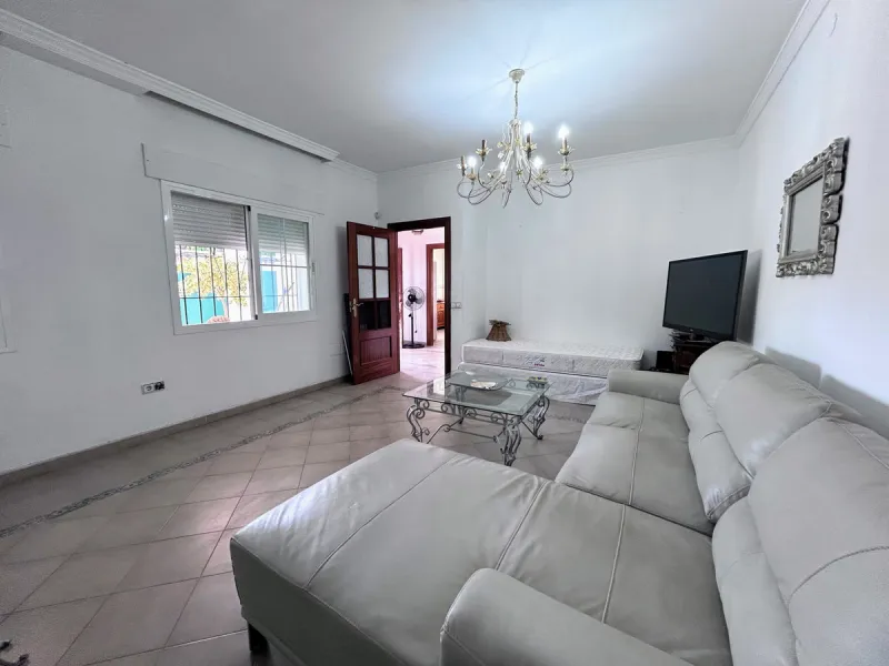 Located in the center of San Pedro, this single-level villa built in 2002 offers a rare opportunity to create your dream home. Set on a 515 m² plot with 231 m² built, the property has excellent potential for renovation and customization.