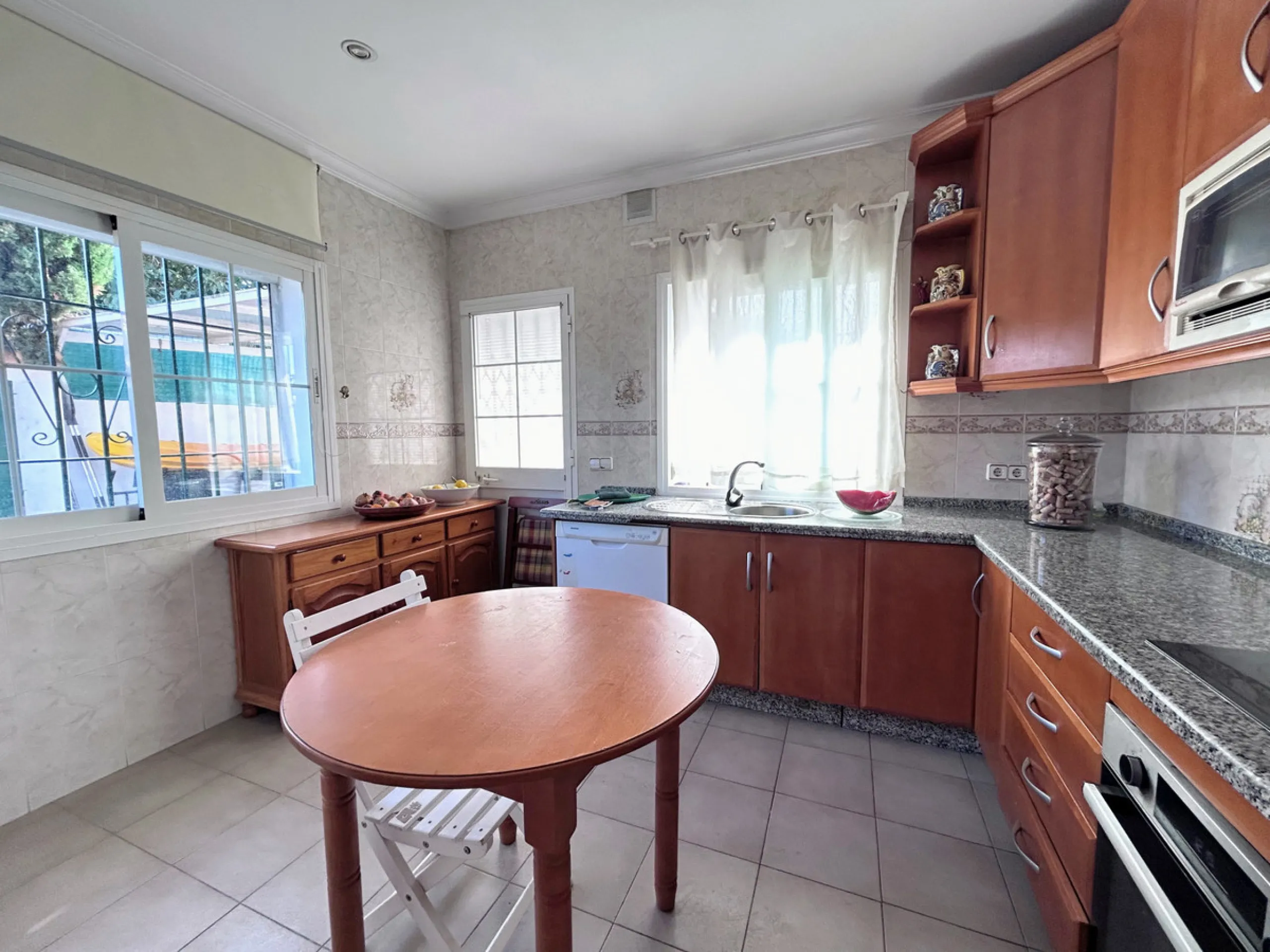Located in the center of San Pedro, this single-level villa built in 2002 offers a rare opportunity to create your dream home. Set on a 515 m² plot with 231 m² built, the property has excellent potential for renovation and customization.