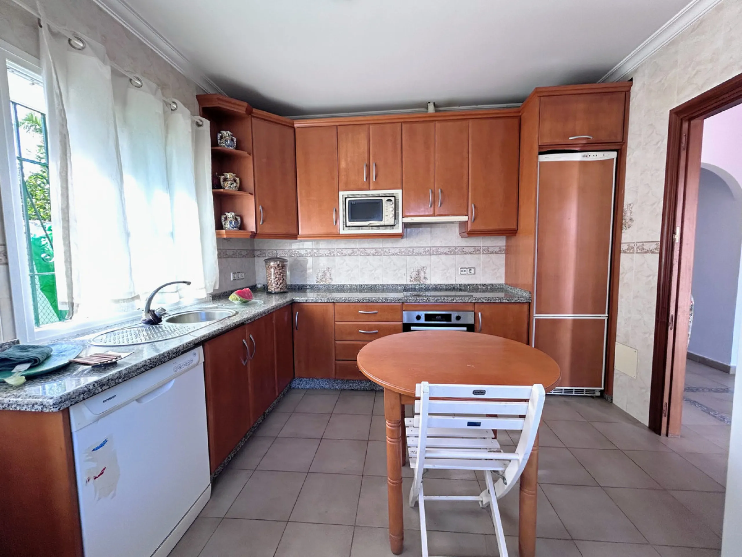 Located in the center of San Pedro, this single-level villa built in 2002 offers a rare opportunity to create your dream home. Set on a 515 m² plot with 231 m² built, the property has excellent potential for renovation and customization.