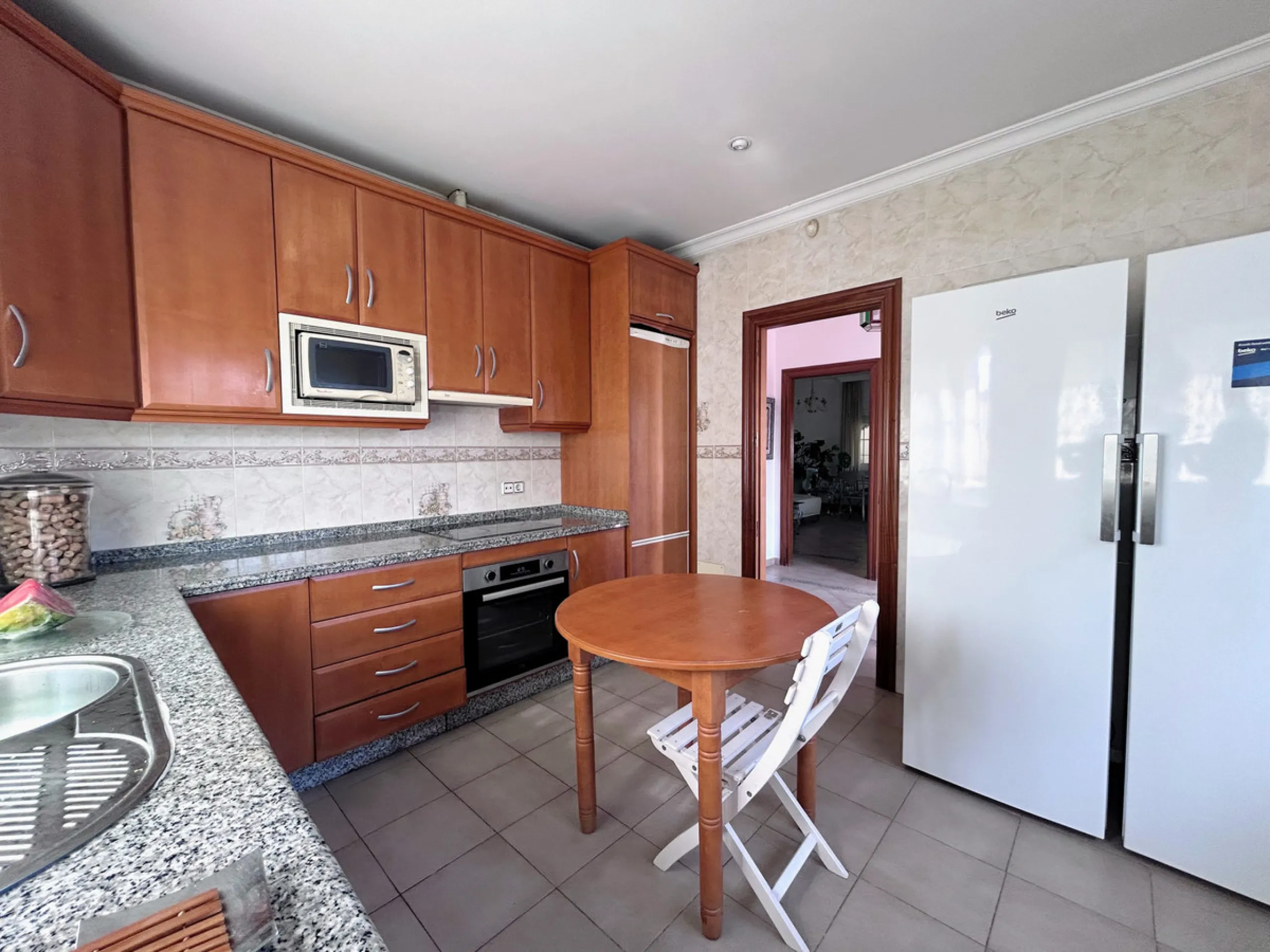 Located in the center of San Pedro, this single-level villa built in 2002 offers a rare opportunity to create your dream home. Set on a 515 m² plot with 231 m² built, the property has excellent potential for renovation and customization.
