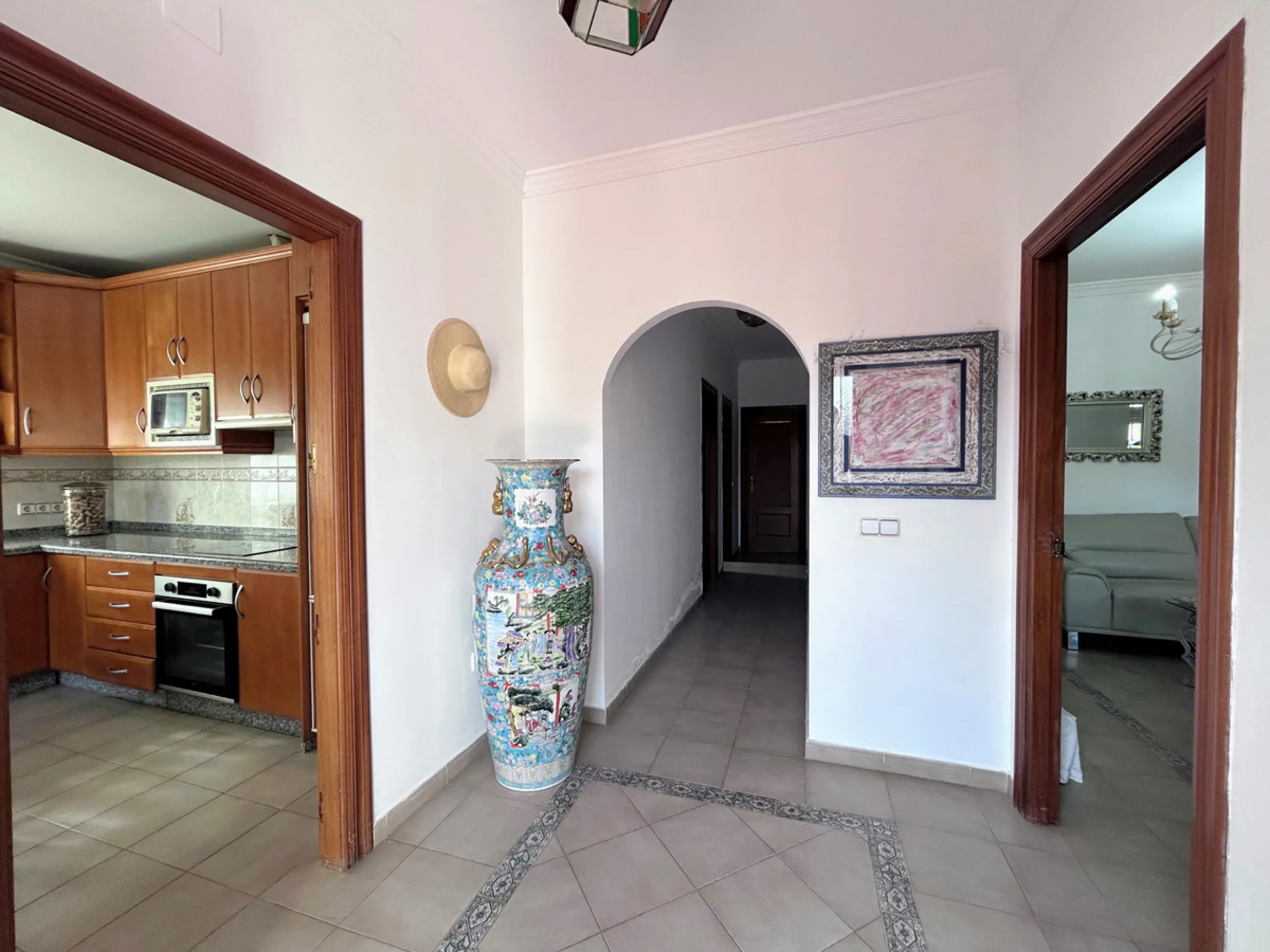 Located in the center of San Pedro, this single-level villa built in 2002 offers a rare opportunity to create your dream home. Set on a 515 m² plot with 231 m² built, the property has excellent potential for renovation and customization.