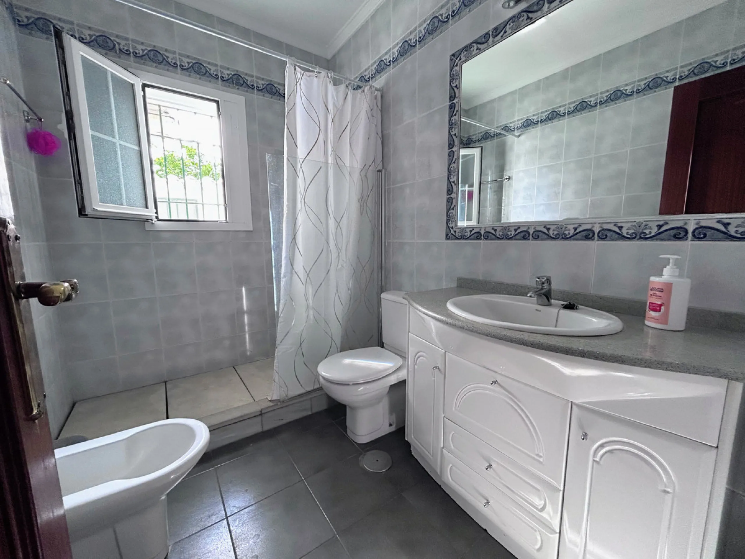 Located in the center of San Pedro, this single-level villa built in 2002 offers a rare opportunity to create your dream home. Set on a 515 m² plot with 231 m² built, the property has excellent potential for renovation and customization.