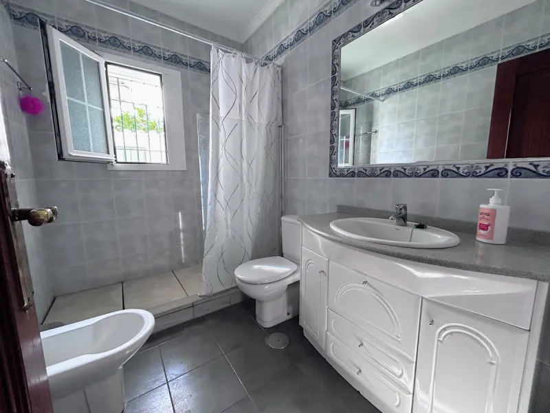Located in the center of San Pedro, this single-level villa built in 2002 offers a rare opportunity to create your dream home. Set on a 515 m² plot with 231 m² built, the property has excellent potential for renovation and customization.